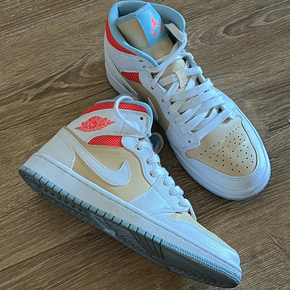 Women’s Air Jordan Mid SE